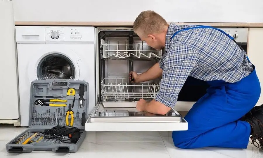 Dilovası Whirlpool servisi teknisyen ekibi beyaz eşya tamiri yaparken